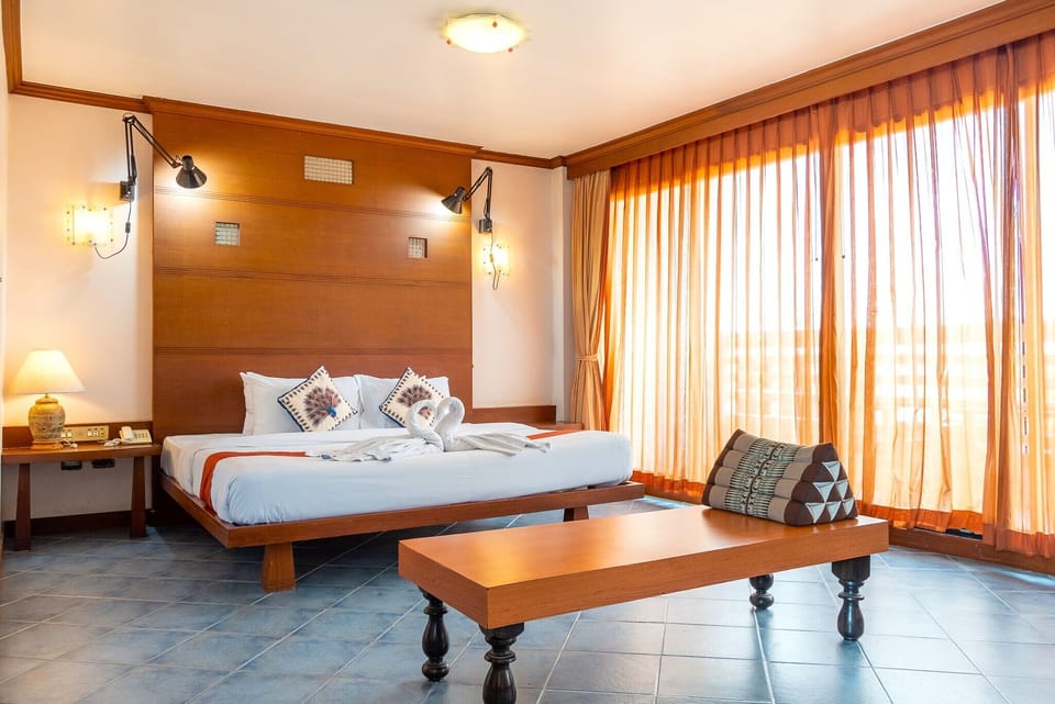 Premier Double Room | Minibar, in-room safe, desk, laptop workspace