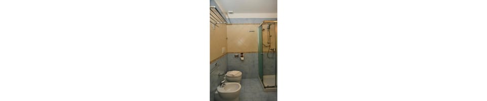 Double or Twin Room, Kitchenette | Bathroom | Shower, rainfall showerhead, free toiletries, hair dryer