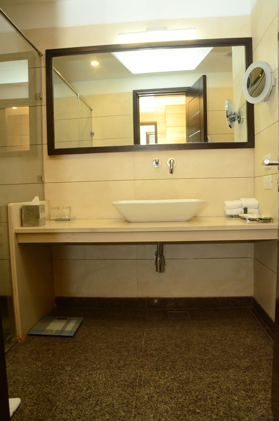 Shower, rainfall showerhead, free toiletries, hair dryer