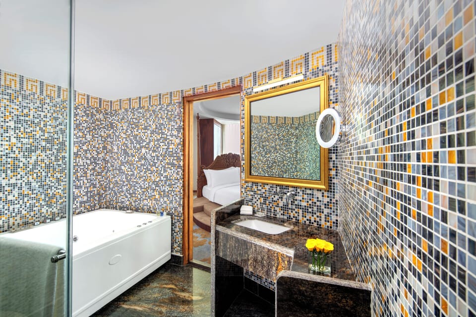 Presidential Suite | Bathroom | Shower, rainfall showerhead, free toiletries, hair dryer