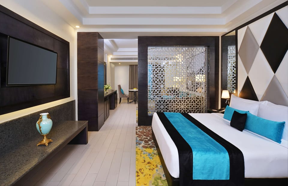 Executive Suite | Egyptian cotton sheets, premium bedding, in-room safe, desk