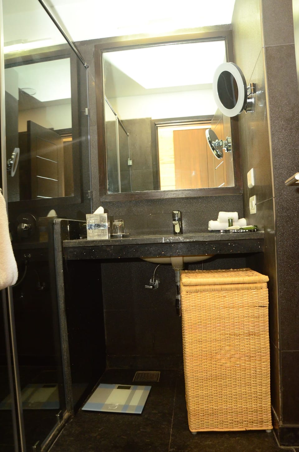 Shower, rainfall showerhead, free toiletries, hair dryer