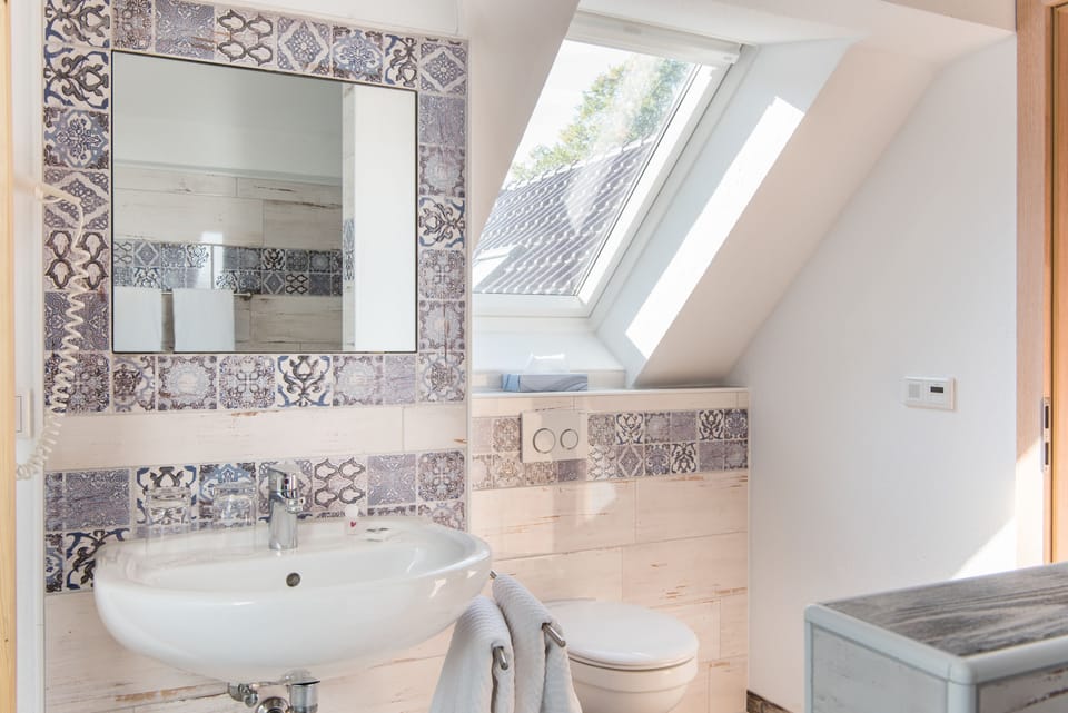 Double Room | Bathroom | Shower, free toiletries, towels