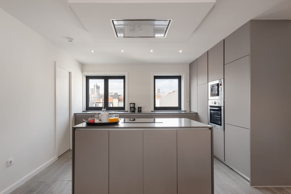 Full-size fridge, microwave, oven, stovetop