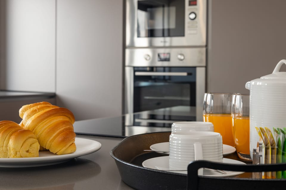 Full-size fridge, microwave, oven, stovetop