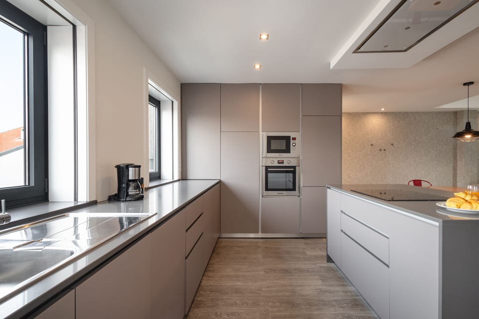 Full-size fridge, microwave, oven, stovetop