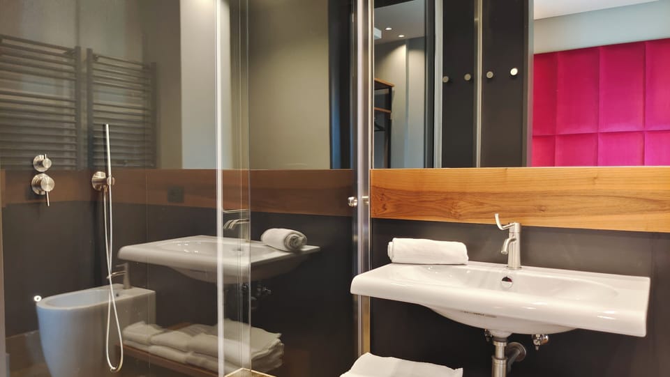 Panoramic Double Room | Bathroom | Shower, rainfall showerhead, free toiletries, hair dryer