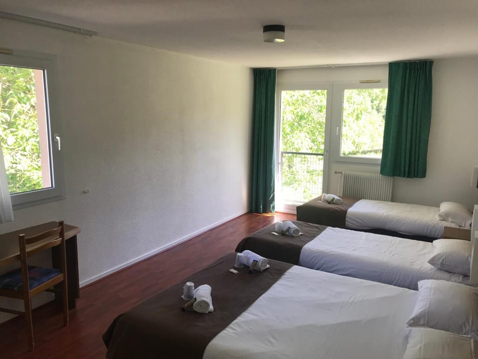 1 bedroom, desk, blackout drapes, soundproofing