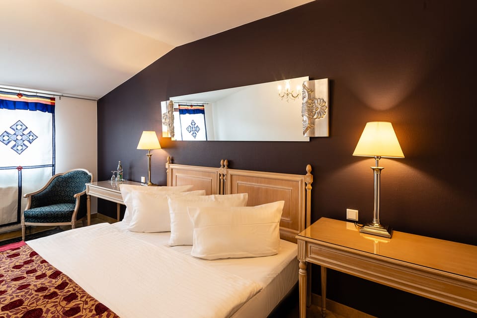 DOPPELZIMMER STANDARD | Desk, free WiFi, bed sheets