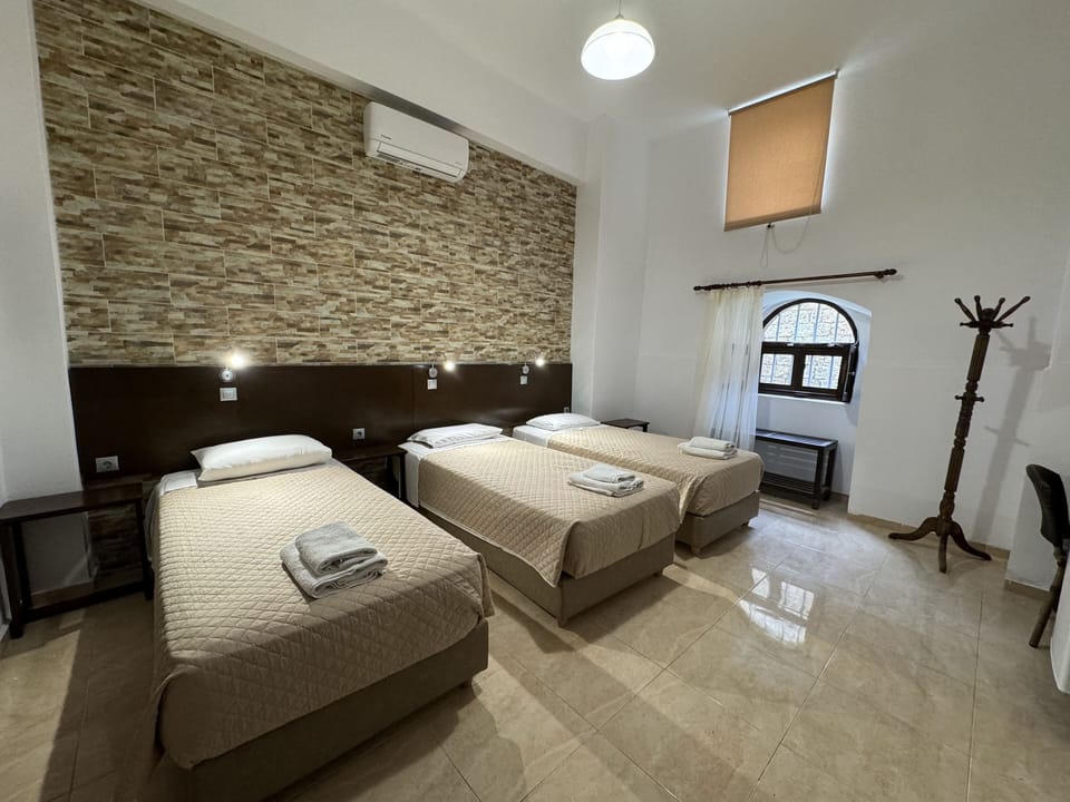 Basic Triple Room, Multiple Beds, Non Smoking | Desk, soundproofing, iron/ironing board, free WiFi