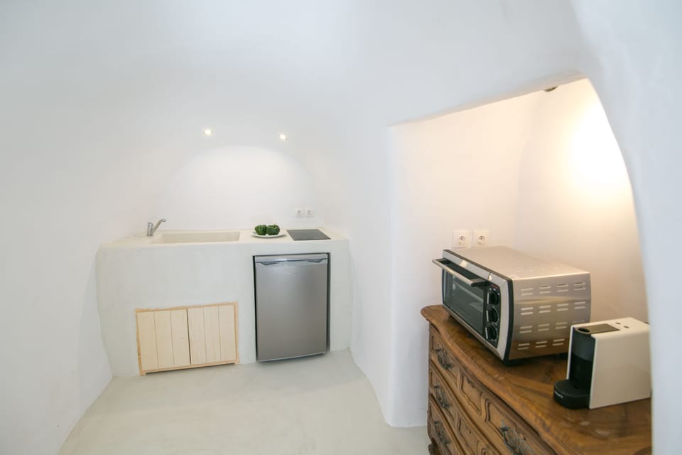 Apartment | Private kitchenette | Fridge, oven, stovetop, coffee/tea maker