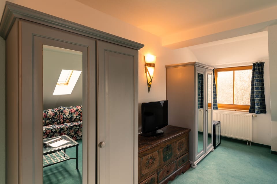 Juniorsuite Waldseite | Living area | Flat-screen TV