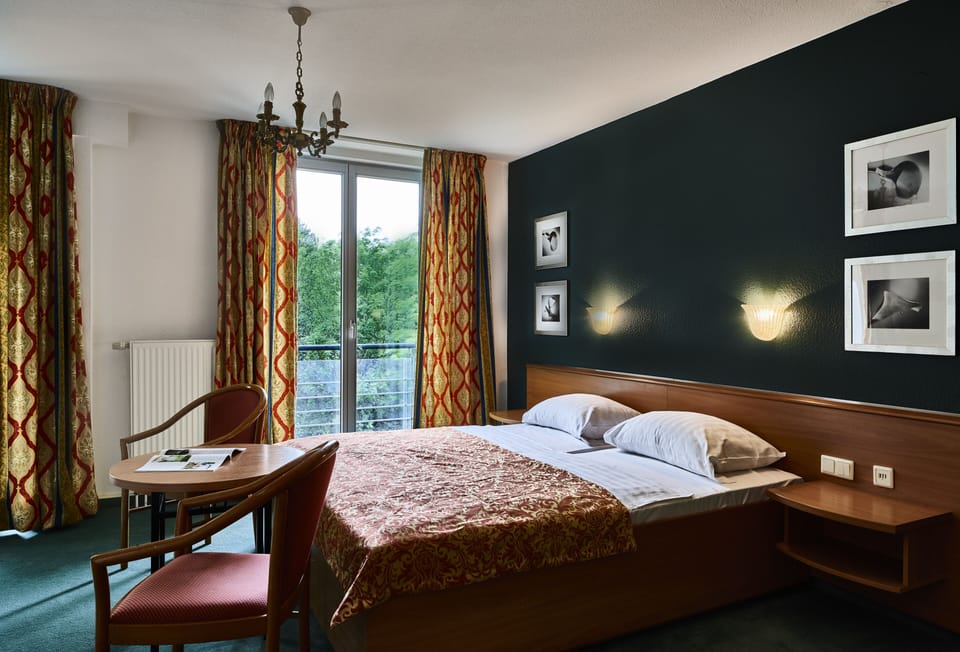 Doppelzimmer Waldseite | Minibar, desk, bed sheets