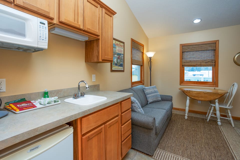 Queen/Jacuzzi Suite 23 (End Unit/Deck Water View) | Living area | Flat-screen TV