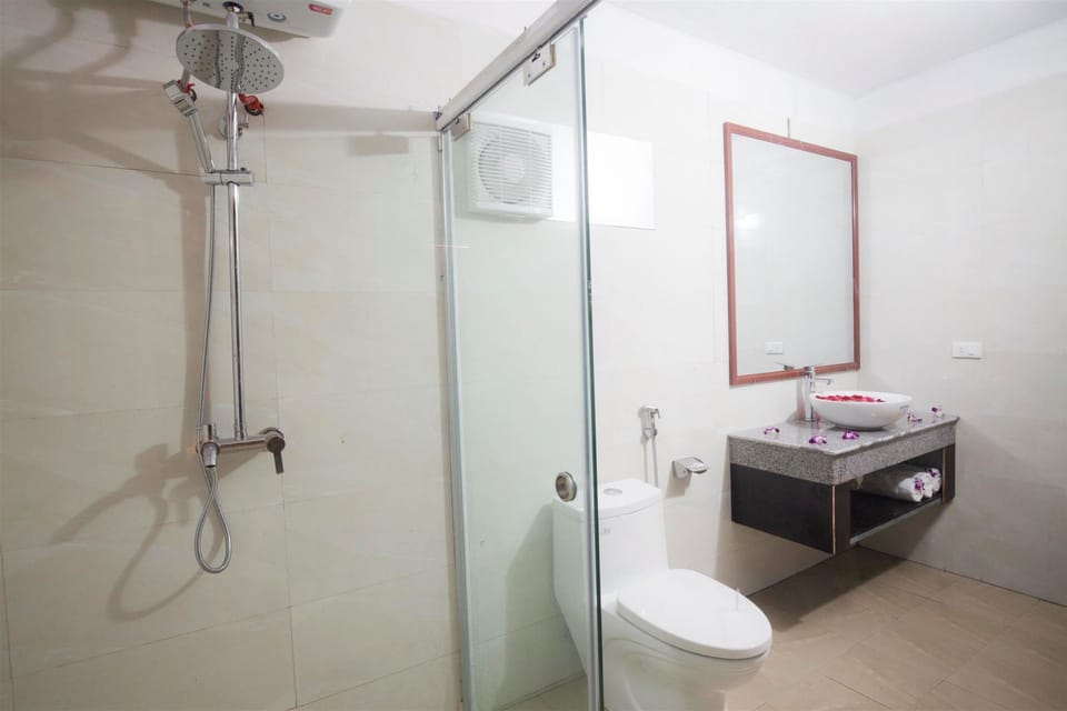 Shower, free toiletries, hair dryer, towels