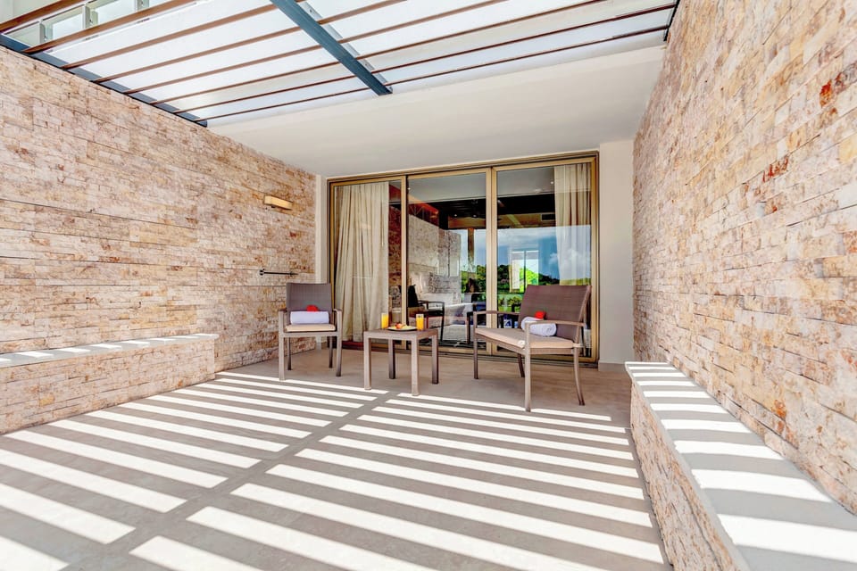 Luxury Junior Suite Swim Out Diamond Club | Premium bedding, minibar, in-room safe, desk