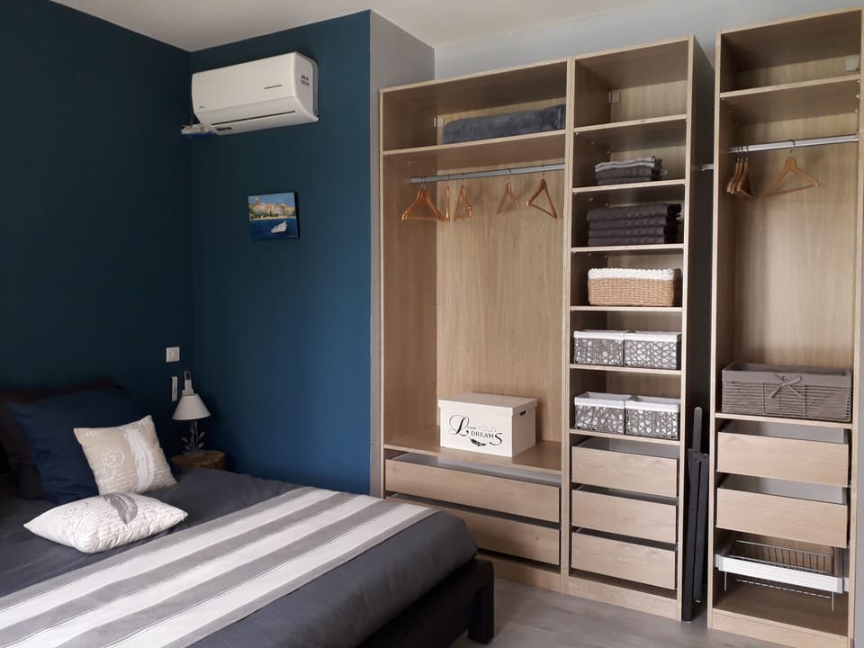 Deluxe Suite, 2 Bedrooms, Non Smoking, Poolside | 2 bedrooms, individually decorated, individually furnished