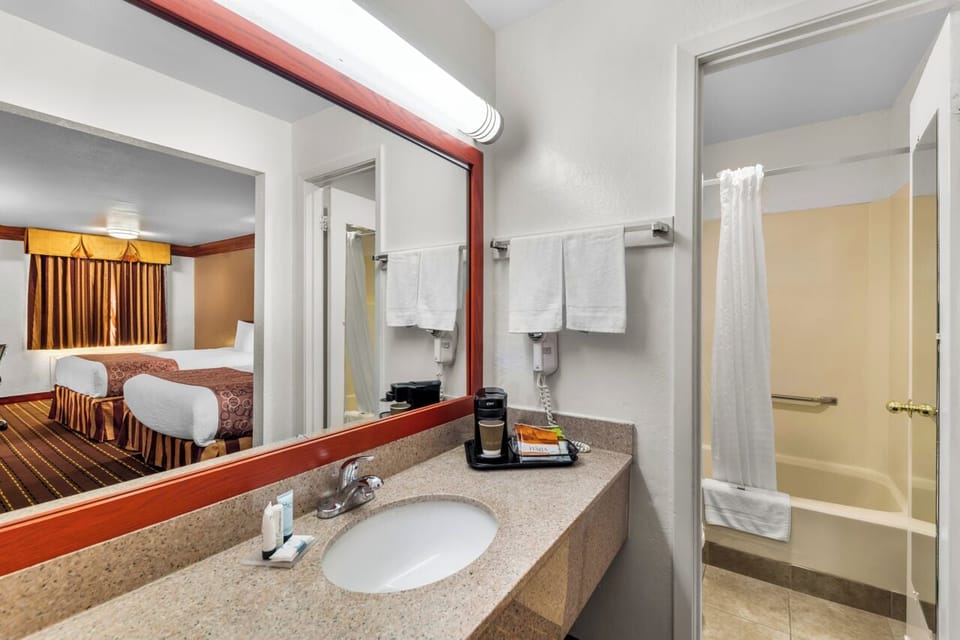 Combined shower/tub, free toiletries, hair dryer, towels