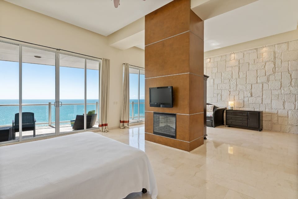 Panoramic Condo, 4 Bedrooms | Bathroom | Combined shower/tub, jetted tub, hair dryer, towels