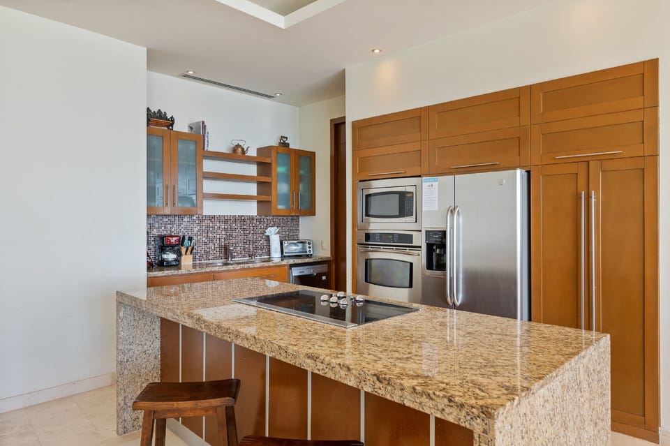 Panoramic Condo, 4 Bedrooms | Private kitchen | Full-size fridge, microwave, oven, stovetop