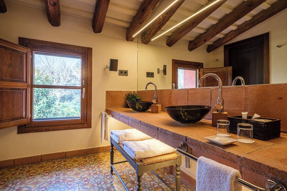 Special Gastronomic Pack Room | Bathroom | Shower, rainfall showerhead, designer toiletries, hair dryer