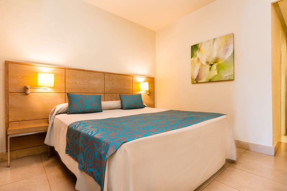 Desk, WiFi (free), bed sheets