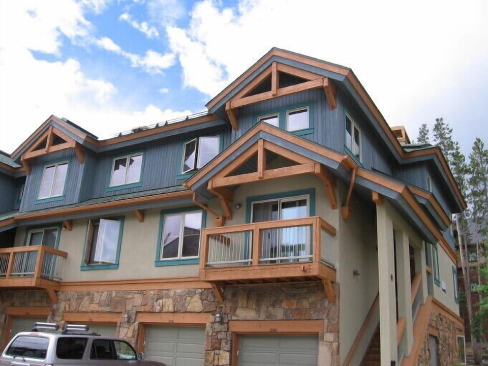 another front view showing the guest room deck
