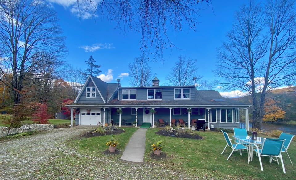 Front of The Lake House from the circular driveway