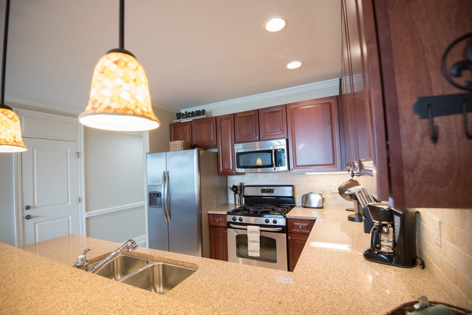 Fully equipped kitchen, including a gas stove, a wine cooler, and  an ice maker