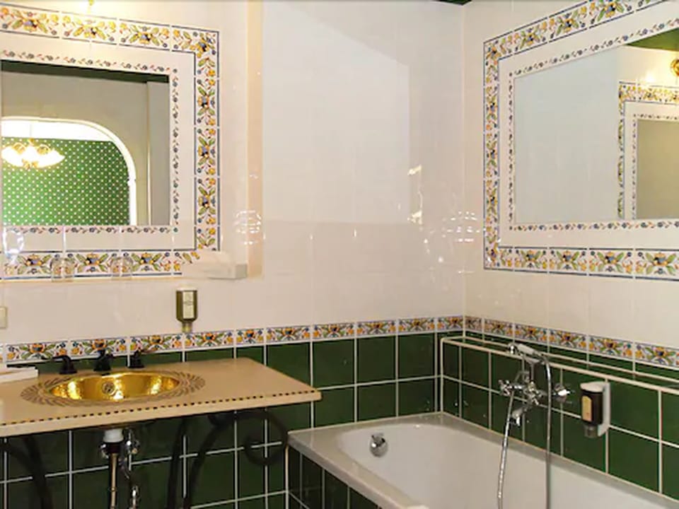 Deep soaking bathtub