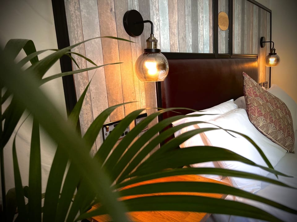 King Room | Desk, laptop workspace, iron/ironing board, free WiFi
