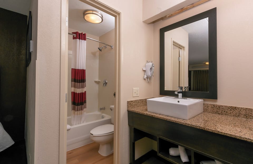 Combined shower/tub, free toiletries, towels, soap