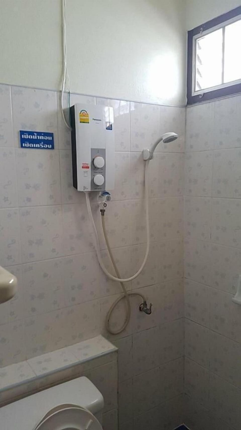 Shower, free toiletries, towels