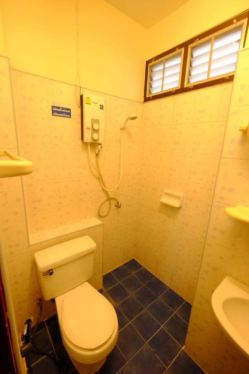 Shower, free toiletries, towels