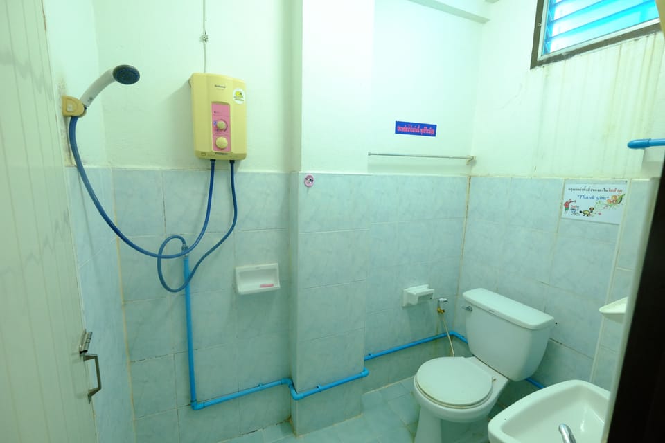 Shower, free toiletries, towels