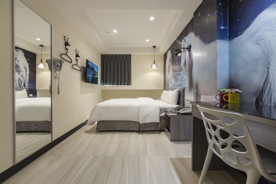 Business Double Room, 1 Queen Bed | Desk, soundproofing, free WiFi, bed sheets