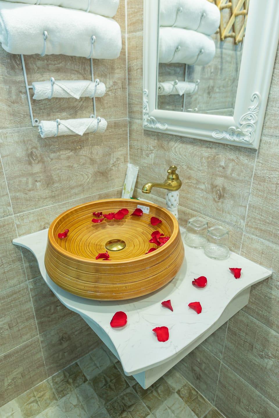 Superior Double Room, 1 Double Bed, City View | Bathroom | Shower, free toiletries, hair dryer, slippers