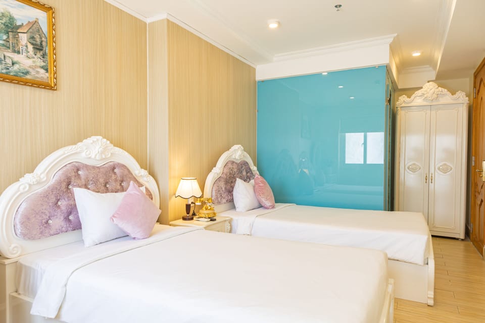 Superior Twin Room, 2 Twin Beds, City View | Living area | Flat-screen TV