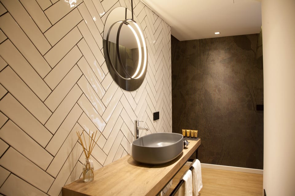 Junior Suite, 1 Queen Bed, Bathtub | Bathroom | Shower, free toiletries, hair dryer, bathrobes