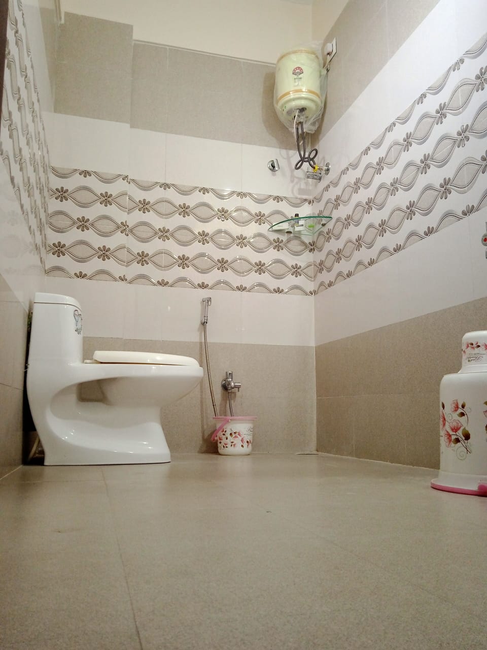 Shower, rainfall showerhead, free toiletries