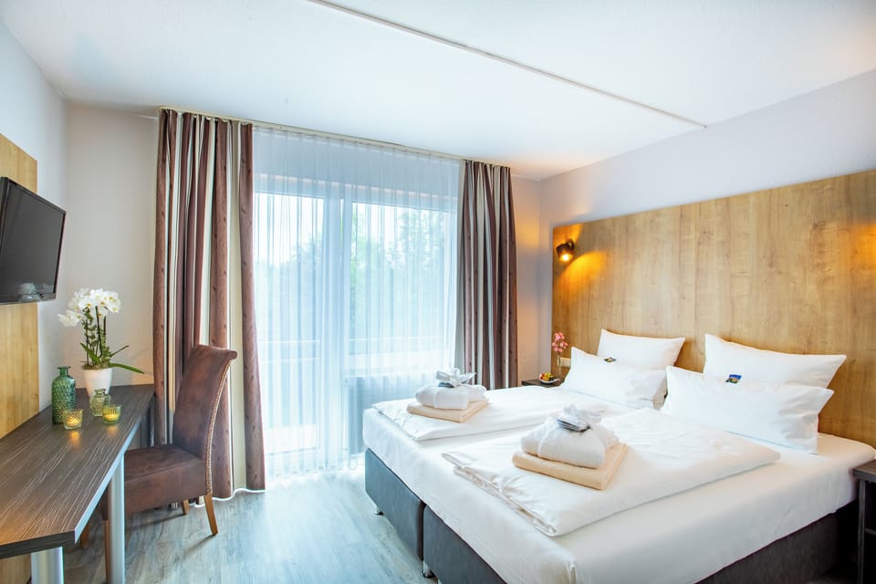 Classic Double Room | In-room safe, desk, blackout drapes, soundproofing