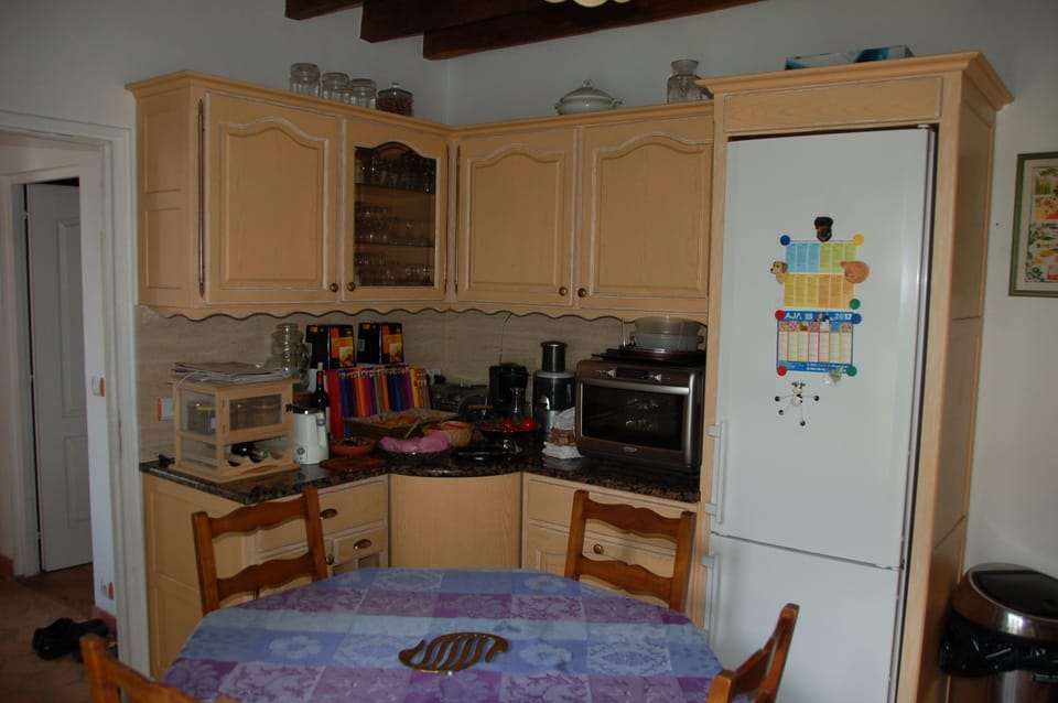 Full-size fridge, microwave, oven, stovetop