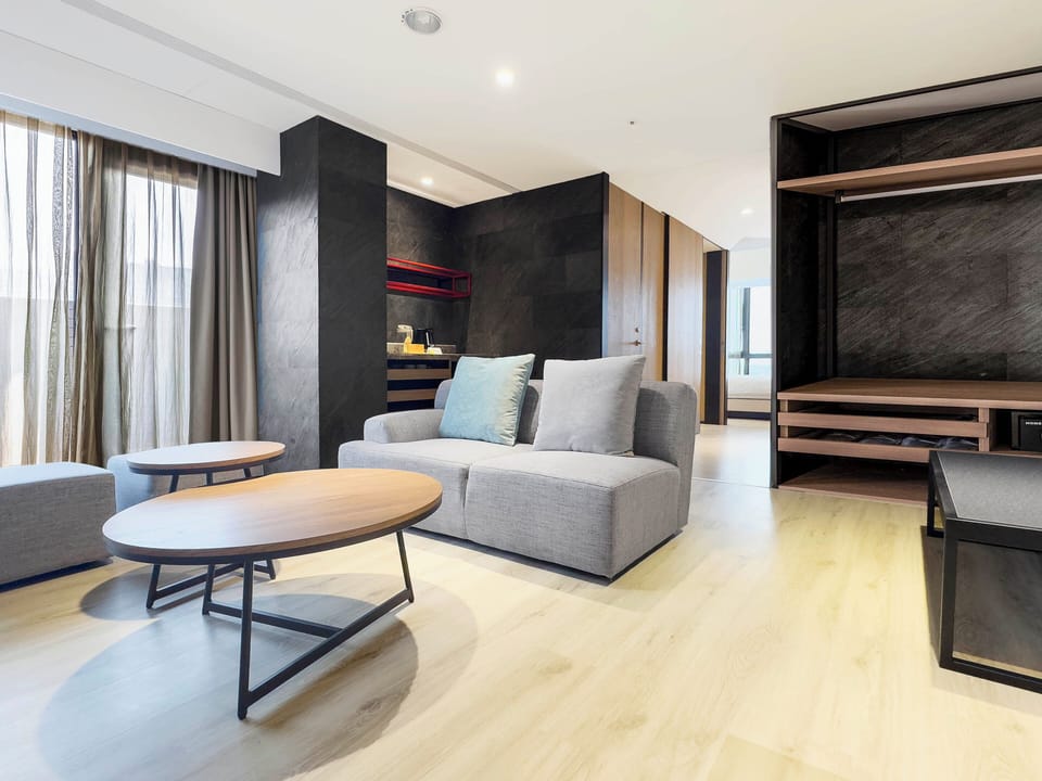 Executive Suite | Living room | LED TV, toys, books