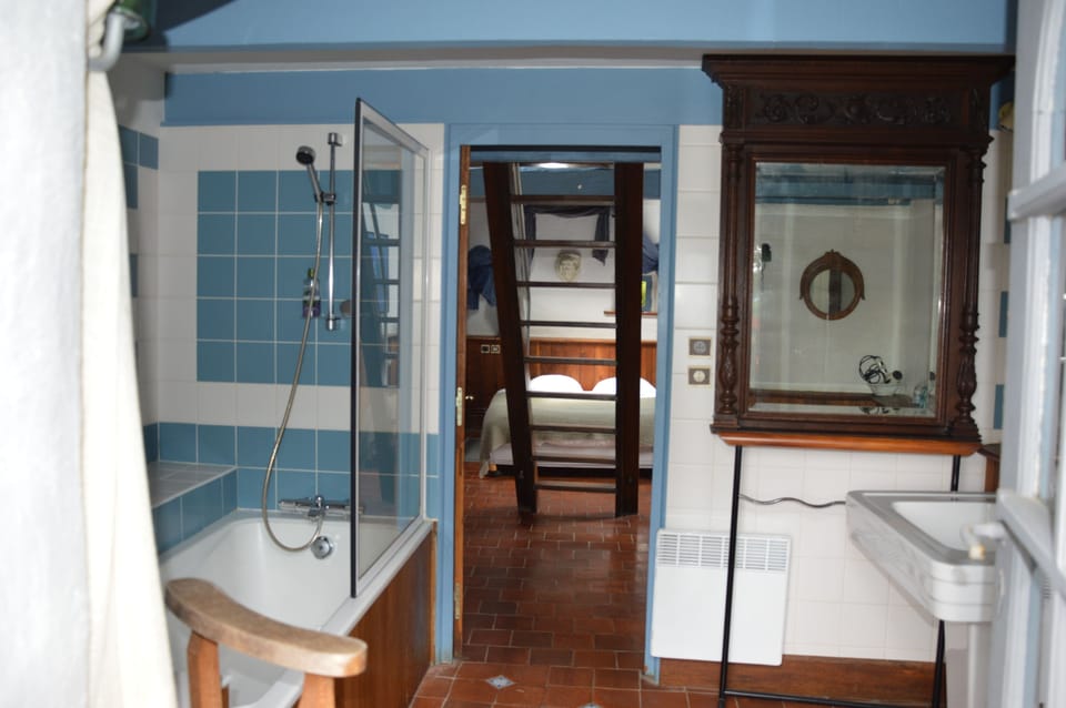 Double Room (Bleue) | Bathroom amenities | Combined shower/tub, free toiletries, hair dryer, towels