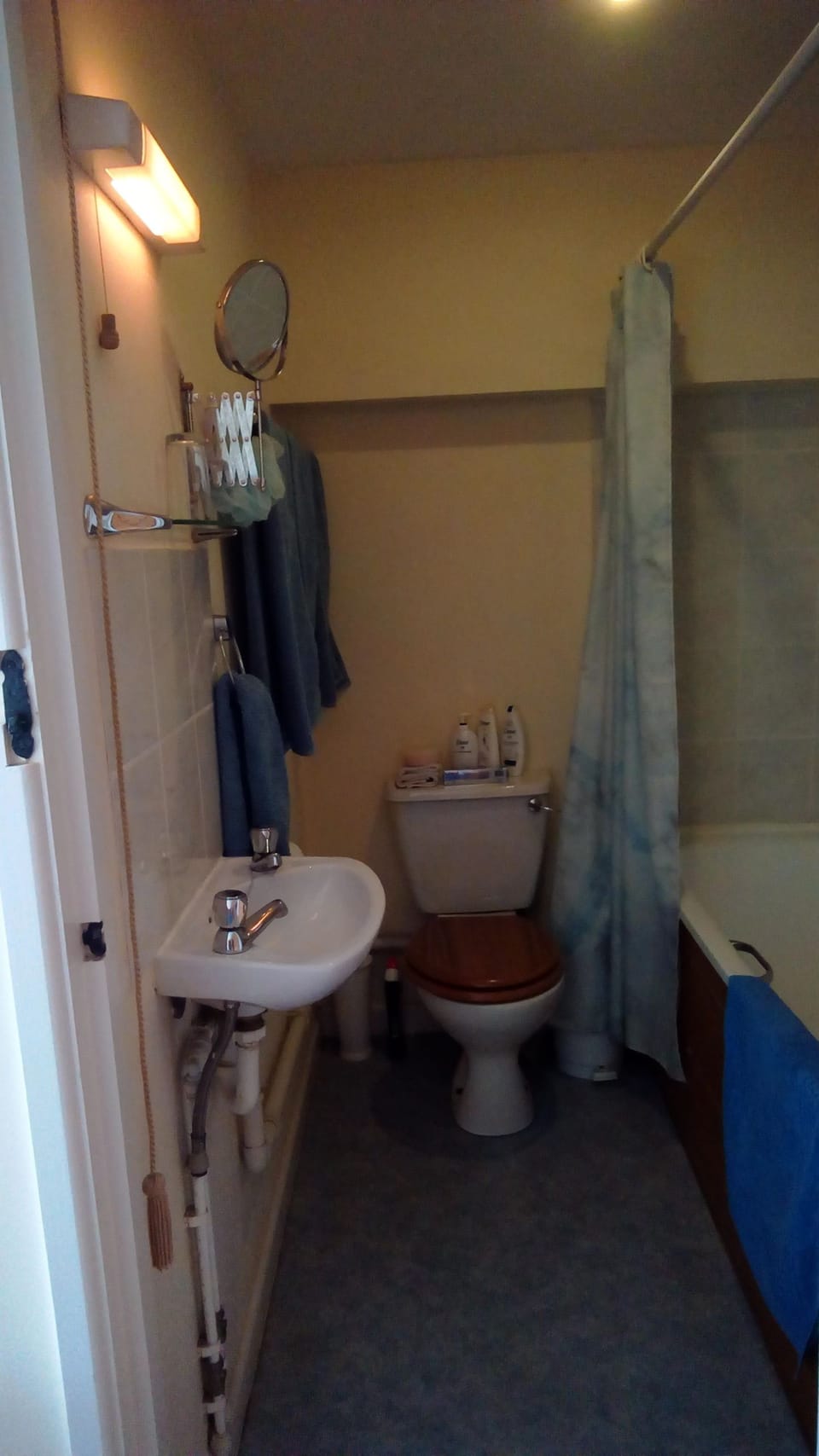 Double Room | Bathroom | Combined shower/tub, free toiletries, hair dryer, towels