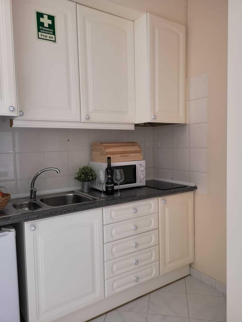 Studio Comfort - 2 single beds | Private kitchenette | Mini-fridge, microwave, stovetop, coffee/tea maker