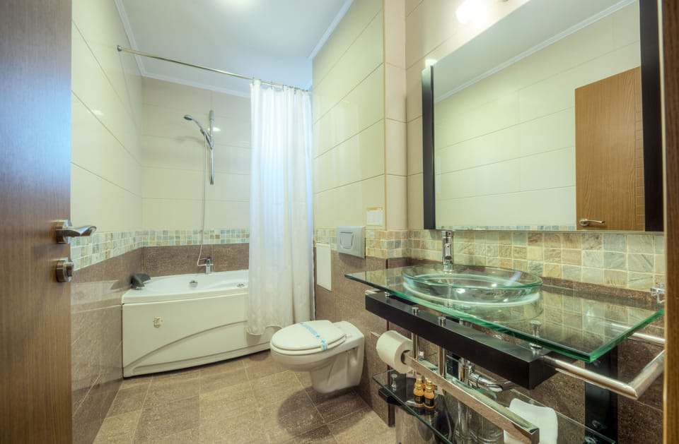Apartment, 1 Bedroom | Bathroom | Free toiletries, hair dryer, towels, soap