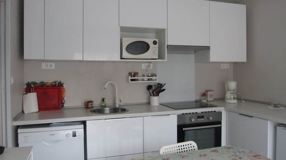 Apartment, Ensuite, Garden View | Private kitchen