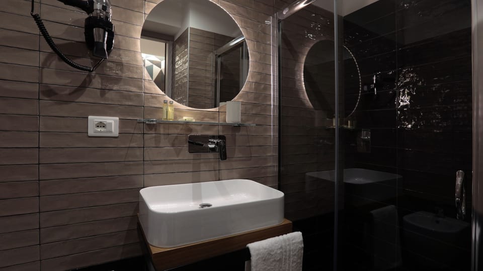 Deluxe Double or Twin Room | Bathroom | Shower, rainfall showerhead, free toiletries, hair dryer