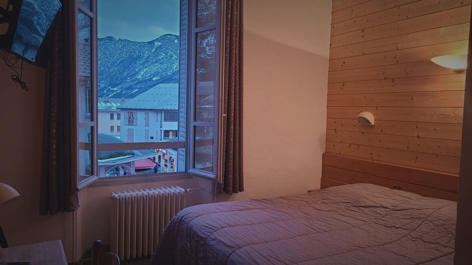 Double Room, Ensuite, Mountain View | Blackout drapes, WiFi (free)